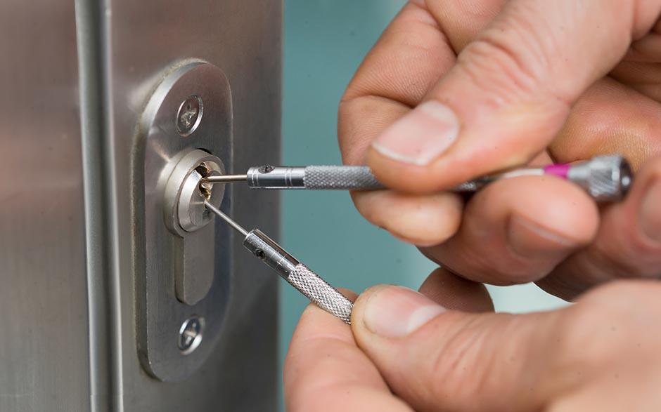 comment changer une serrure de porte d'entrée Cachan